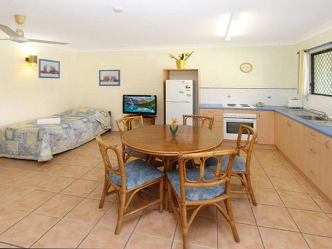 Alma Bay Holiday Unit 1 - Accommodation Main Beach 2