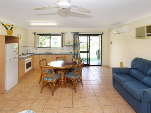 Alma Bay Holiday Unit 1 - Accommodation Main Beach 3