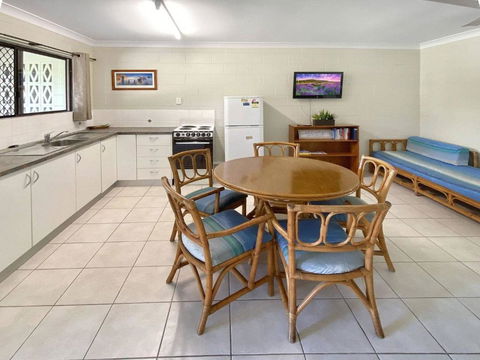 Alma Bay Holiday Unit 2 - Accommodation Main Beach 4