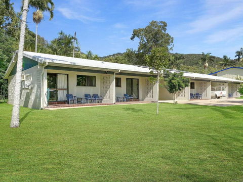 Alma Bay Holiday Unit 4 - Accommodation Main Beach 1