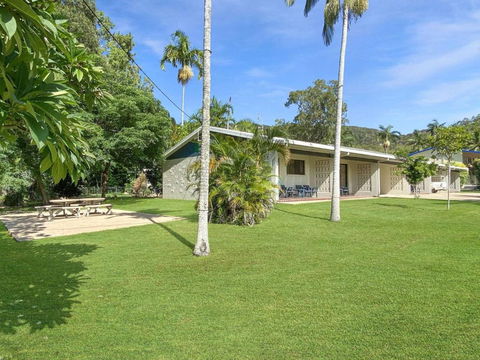 Alma Bay Holiday Unit 4 - Accommodation Main Beach 0