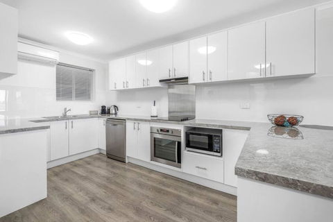 Almonta Apartments On The Water Front - Accommodation Main Beach 2