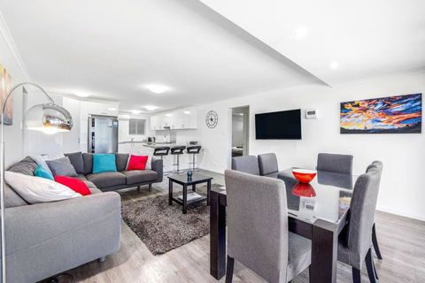 Almonta Apartments On The Water Front - Accommodation Main Beach 3