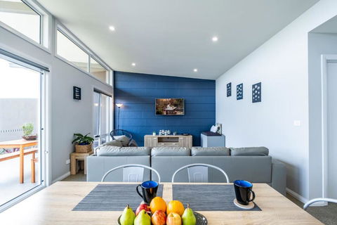 Amaroo 1 - Freycinet Holiday Houses - Accommodation Main Beach 2