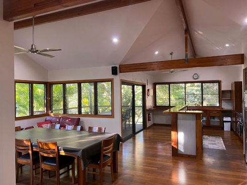 Amaroo - Bring Your Own Linen - Accommodation Main Beach 3