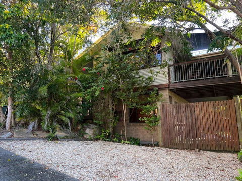 Amaroo - Bring Your Own Linen - Accommodation Main Beach 0