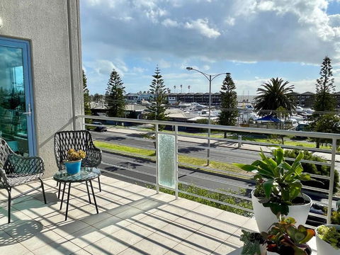 Amazing Beachfront & City Views 2 Bed 2 Bathroom - Accommodation Main Beach 3