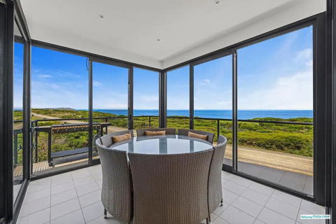 Amazing Views By Ready Set Stay - Accommodation Main Beach 1