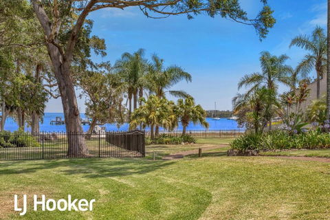 Amazing Waterfront Location - Accommodation Main Beach 1