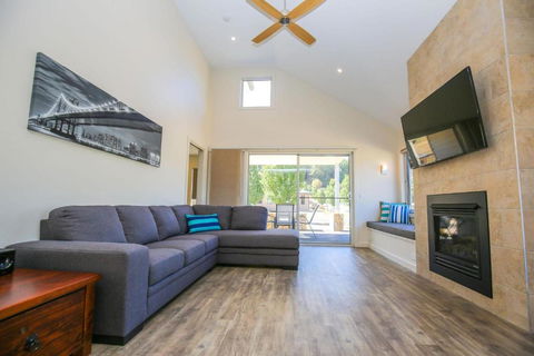 Amber Mist Villa - One - Accommodation Main Beach 0