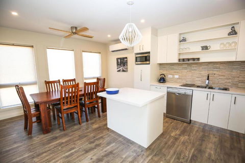 Amber Mist Villa - One - Accommodation Main Beach 3