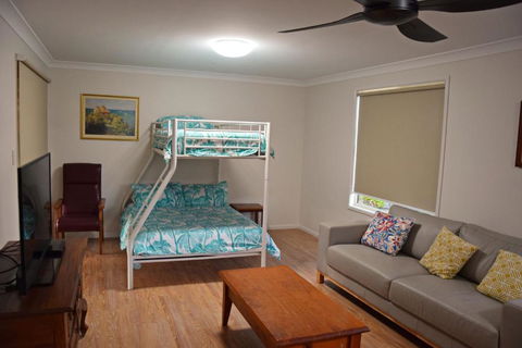 Amberlee House - Bring Your Own Linen - Accommodation Main Beach 3