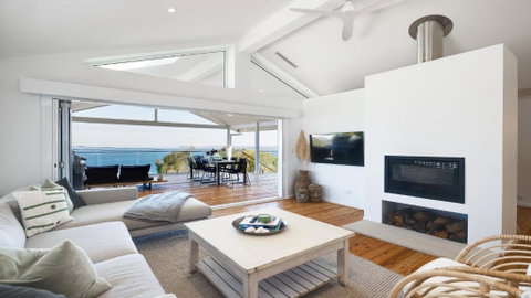 Ambleside By The Sea - Wifi Available - Accommodation Main Beach 0