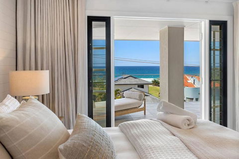 An Oasis By The Beach With Ocean Views Daybed BBQ - Accommodation Main Beach 0