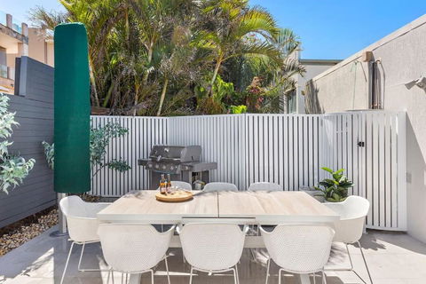 An Oasis By The Beach With Ocean Views Daybed BBQ - Accommodation Main Beach 4