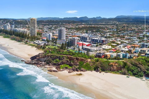 An Oasis By The Beach With Ocean Views Daybed BBQ - Accommodation Main Beach 3