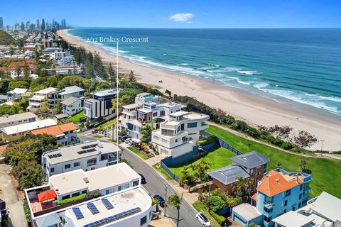 An Oasis By The Beach With Ocean Views Daybed BBQ - Accommodation Main Beach 1