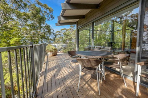 Anchorage Views - Accommodation Main Beach 1