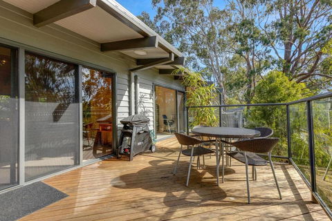 Anchorage Views - Accommodation Main Beach 3