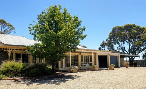 Angaston Lodge - Accommodation Main Beach 0