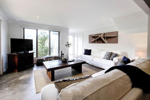 Anglers Cove - Accommodation Main Beach 2