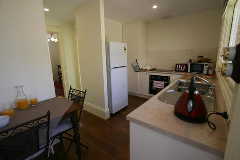Annies Garden Cottage - Accommodation Main Beach 1