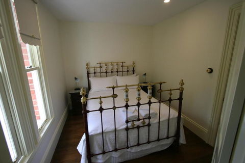 Annies Garden Cottage - Accommodation Main Beach 2