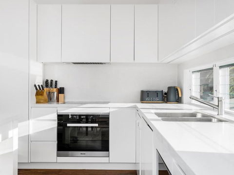 Alkira - Accommodation Main Beach 2