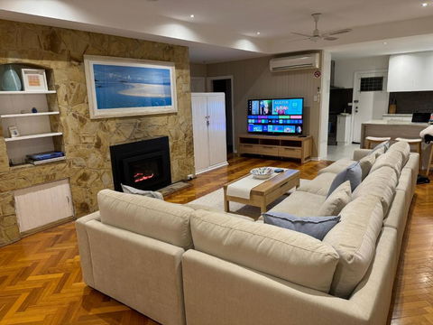 AMAZING Location! 1 Min Stroll To Beach & Sea Views! - Accommodation Main Beach 1