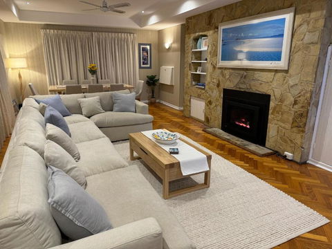 AMAZING Location! 1 Min Stroll To Beach & Sea Views! - Accommodation Main Beach 0