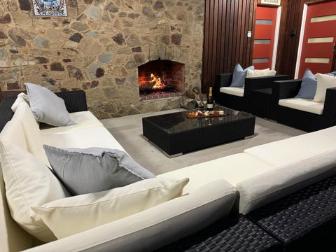 AMAZING Location! 1 Min Stroll To Beach & Sea Views! - Accommodation Main Beach 2