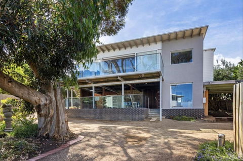 AMAZING Location! 1 Min Stroll To Beach & Sea Views! - Accommodation Main Beach 3