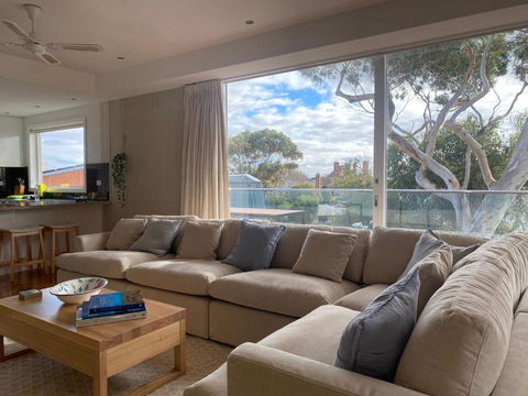 AMAZING Location! 1 Min Stroll To Beach & Sea Views! - Accommodation Main Beach 4