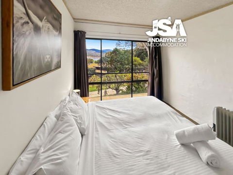 Alpine Mountain View Kirwan 10 - Accommodation Main Beach 4