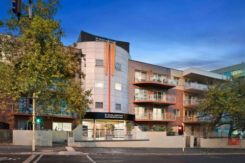 Amazing Accommodations: St Kilda - Accommodation Main Beach 1