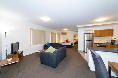 Amazing Accommodations: St Kilda - Accommodation Main Beach 4