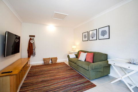 Alkira - Pet Friendly - 4 Mins Walk To Beach - Accommodation Main Beach 4