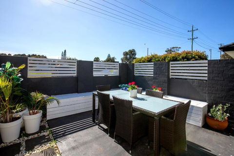 Alkira - Pet Friendly - 4 Mins Walk To Beach - Accommodation Main Beach 2