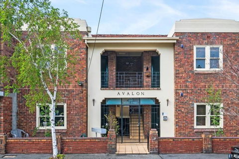 Awesome Albert Park Art Deco Gem 2 Bedroom Bevan 2 - Accommodation Main Beach 0