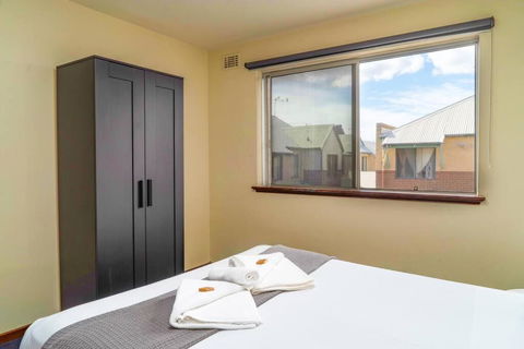 Apartment 7 - Accommodation Main Beach 2