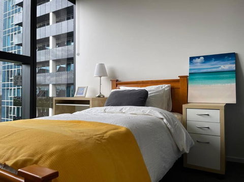 Apartment In Melbourne With Pool - Accommodation Main Beach 4