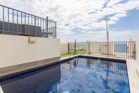 Apartment With Pool Access A Minute To The Beach - Accommodation Main Beach 4