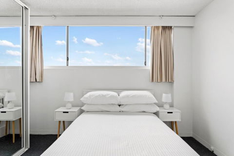 Apartment With Pool Access A Minute To The Beach - Accommodation Main Beach 3