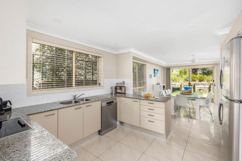 Aqua Lagoon - Great Family Beach Getaway - Accommodation Main Beach 4