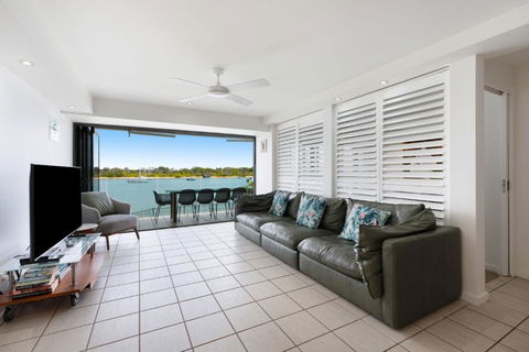 Aqua Linea 3 Noosa Parade 82 - Accommodation Main Beach 0