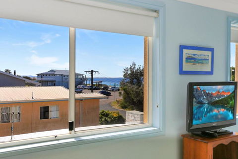 Aquarius Apartment 7 - Accommodation Main Beach 2