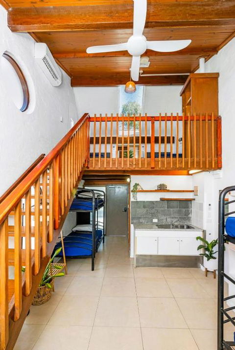 Aquarius Backpackers Resort - Accommodation Main Beach 1