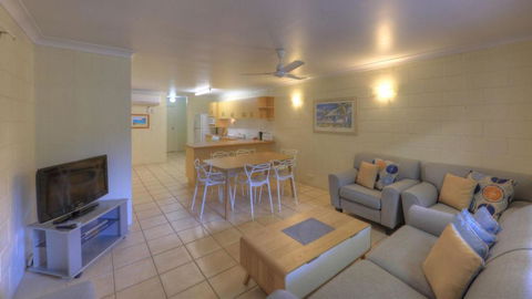 Arcadia Palms 2 - Accommodation Main Beach 1
