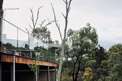 Architectural Crisp & Convenient Location - Accommodation Main Beach 0