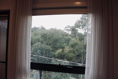 Architectural Crisp & Convenient Location - Accommodation Main Beach 1